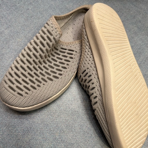 Grey slides size 6. - Picture 3 of 4